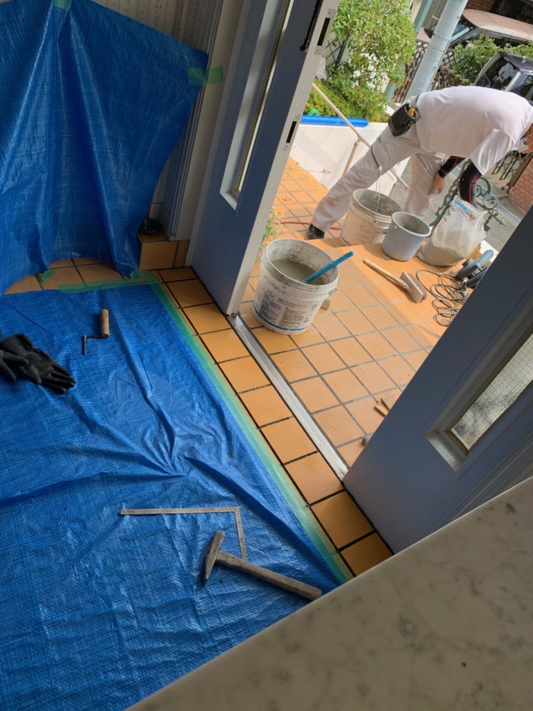 サロンの外周り補修中